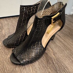 Louise Et Cie Women's Black Laser-Cut Peep-Toe Heels with Gold Buckle 7B/37